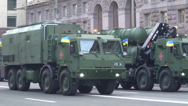 Vehículos militares en el desfile en Kiev, Ucrania — Vídeos de Stock