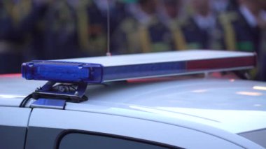 Polis arabası yanıp sönüyor.