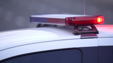 Polis arabası yanıp sönüyor.