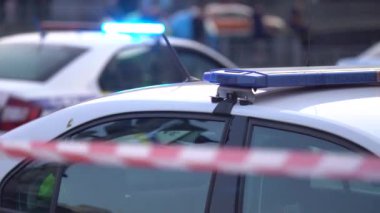Polis arabası yanıp sönüyor.