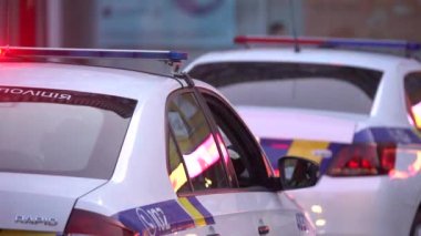 Polis arabası yanıp sönüyor.