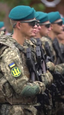 Ukrayna, Kyiv 'deki askeri geçit törenindeki askerlerin dikey videosu
