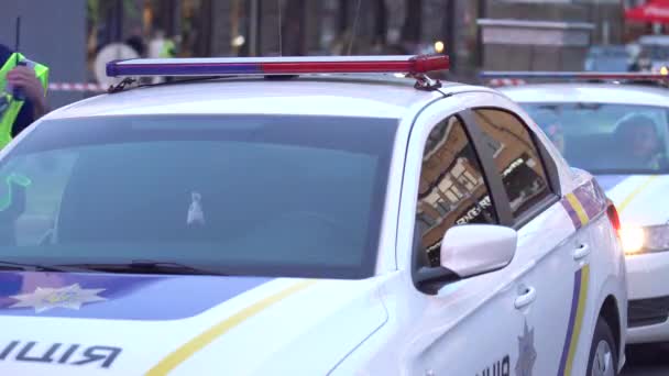 Полицейская машина с мигающим полицейским мигалкой — стоковое видео