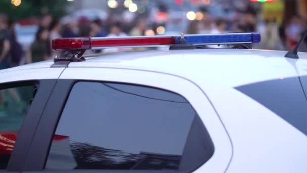 Polisbil med blinkande polisblinkers — Stockvideo