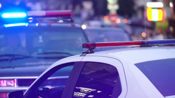 Politieauto met knipperende politie flasher — Stockvideo
