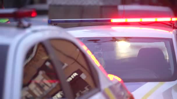 Полицейская машина с мигающим полицейским мигалкой — стоковое видео