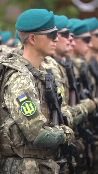 Ukrayna, Kyiv 'deki askeri geçit törenindeki askerlerin dikey videosu — Stok video