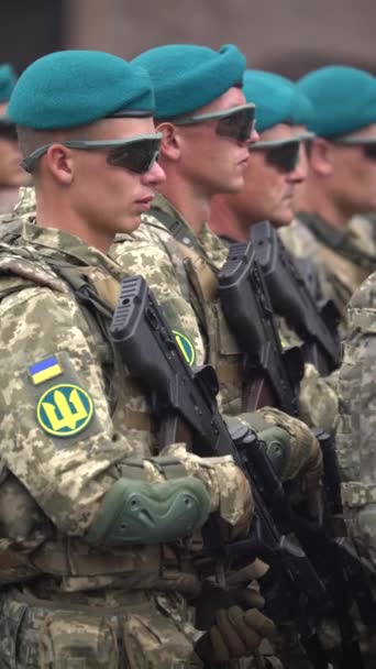 Vidéo verticale de soldats lors d'un défilé militaire à Kiev, en Ukraine — Video