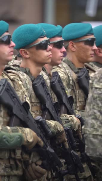 ウクライナのキエフでの軍事パレードでの兵士の垂直ビデオ — ストック動画