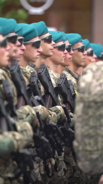 Vídeo vertical de soldados em um desfile militar em Kiev, Ucrânia — Vídeo de Stock