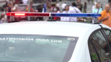 Polis arabasının çatısında teşhircilik yapan bir polis.