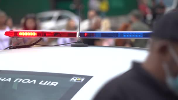 Parpadeante parpadeo policial en el techo de un patrullero policial — Vídeo de stock