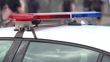 Polis arabasının çatısında teşhircilik yapan bir polis.