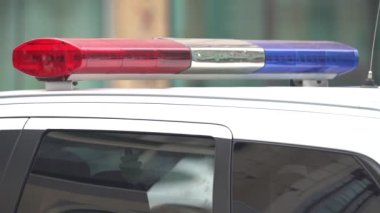 Polis arabasının çatısında teşhircilik yapan bir polis.