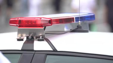 Polis arabasının çatısında teşhircilik yapan bir polis.