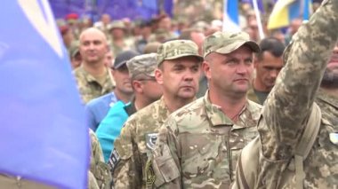 Ukrayna ordusunun gazileri Kyiv 'deki geçit töreninde