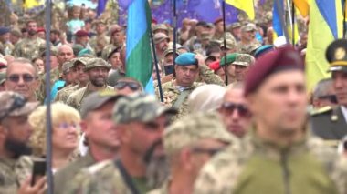 Ukrayna ordusunun gazileri Kyiv 'deki geçit töreninde
