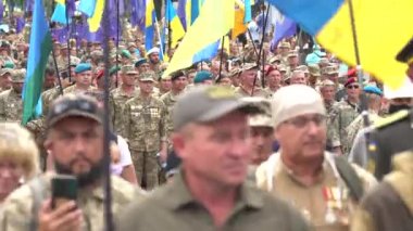 Ukrayna ordusunun gazileri Kyiv 'deki geçit töreninde