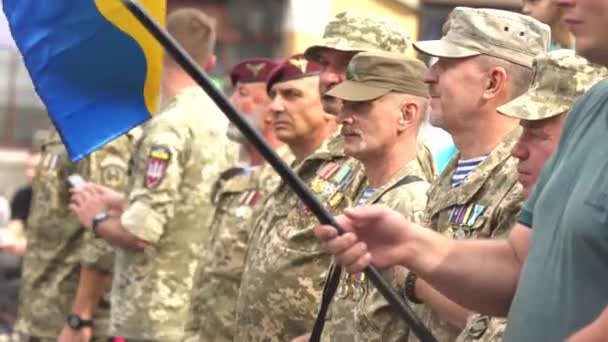 Ветераны украинской армии на параде в Киеве — стоковое видео