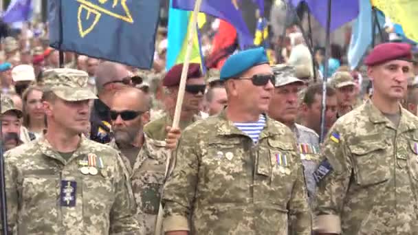 Veterans of the Ukrainian army at the parade in Kyiv — Stock Video
