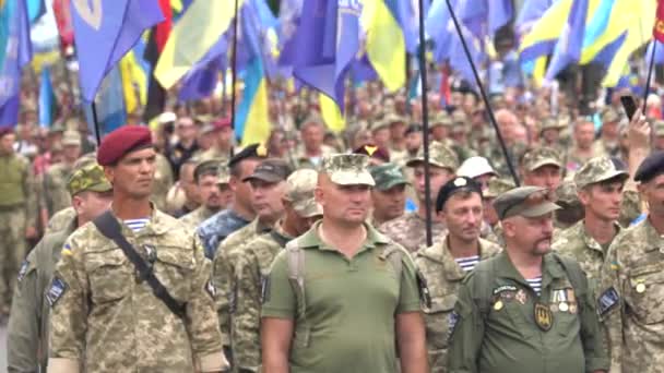 Veteranen der ukrainischen Armee bei der Parade in Kiew — Stockvideo
