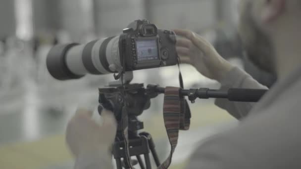 Fotoğrafçı - kameraman bir eskrim yarışmasında çalışıyor — Stok video