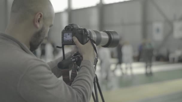 Фотограф - оператор работает на соревнованиях по фехтованию — стоковое видео
