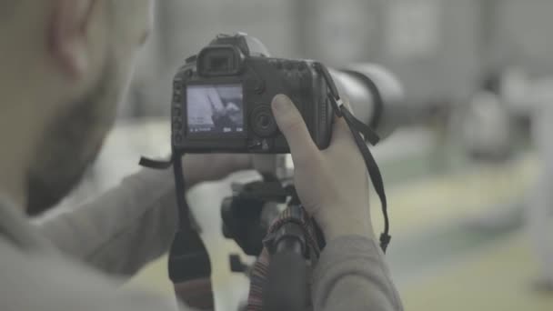 Fotógrafo - cameraman trabalha em uma competição de esgrima — Vídeo de Stock