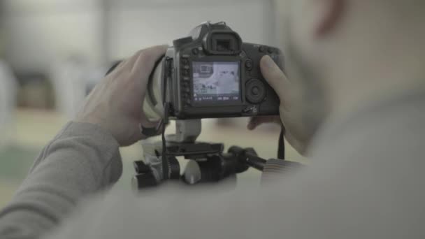 Photographer - cameraman works at a fencing competition — Stock Video