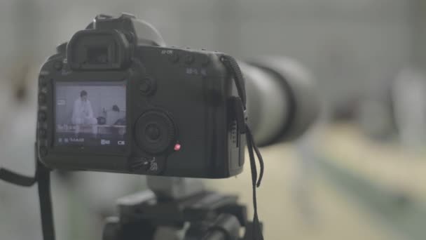 Fotógrafo - camarógrafo trabaja en un concurso de esgrima — Vídeo de stock