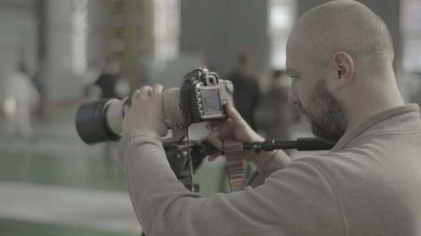 Fotograf - kameraman arbetar på en fäktningstävling — Stockvideo