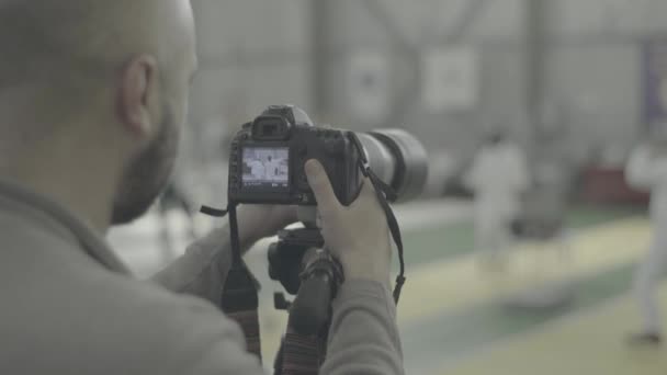 Fotógrafo - cameraman trabalha em uma competição de esgrima — Vídeo de Stock