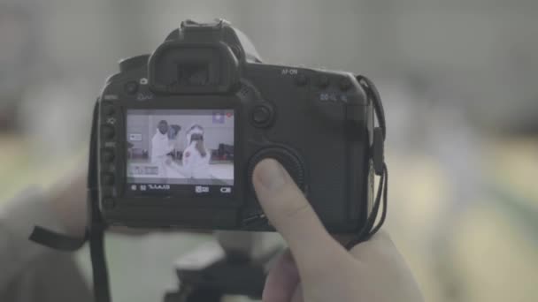 Fotograaf - cameraman werkt op een schermwedstrijd — Stockvideo