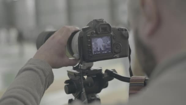 Fotoğrafçı - kameraman bir eskrim yarışmasında çalışıyor — Stok video