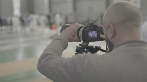 Фотограф - оператор работает на соревнованиях по фехтованию — стоковое видео