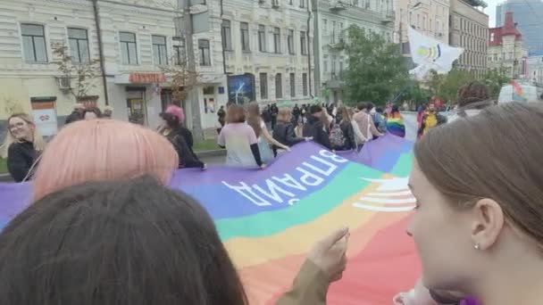 Ukrayna 'nın başkenti Kyiv' deki Kyiv Onur Topluluğunun LGBT haklarının korunması için Eşitlik Yürüyüşü — Stok video