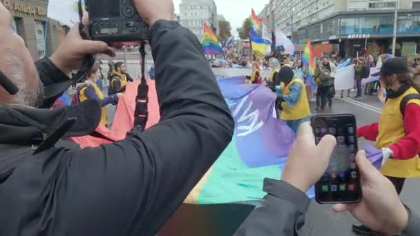 ウクライナ・キエフのキエフ誇り共同体のLGBTの権利の保護のための平等3月 — ストック動画