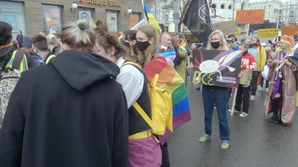 Marcha por la igualdad para la protección de los derechos LGBT de la Comunidad del Orgullo de Kiev en Kiev, Ucrania — Vídeos de Stock