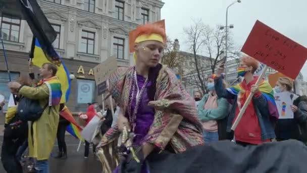 Marcha por la igualdad para la protección de los derechos LGBT de la Comunidad del Orgullo de Kiev en Kiev, Ucrania — Vídeos de Stock