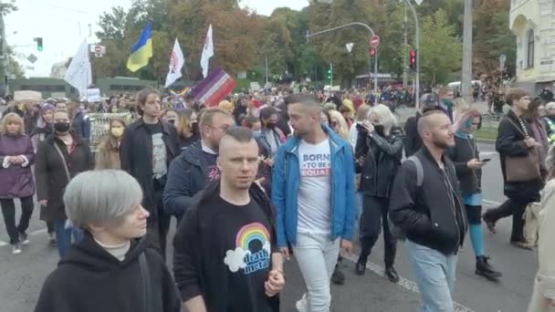 Jämställdhetsmarsch för skydd av HBT-rättigheter för Kiev Pride Community i Kiev, Ukraina — Stockvideo