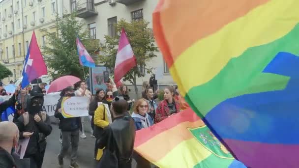 Marcha por la igualdad para la protección de los derechos LGBT de la Comunidad del Orgullo de Kiev en Kiev, Ucrania — Vídeo de stock