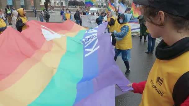 ウクライナ・キエフのキエフ誇り共同体のLGBTの権利の保護のための平等3月 — ストック動画