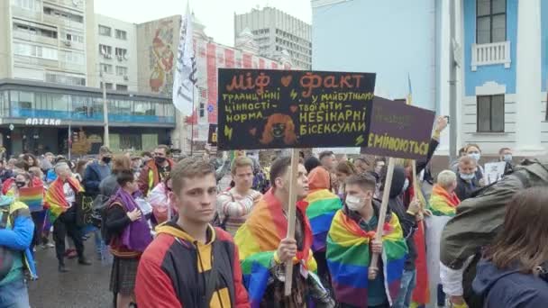 Marcia per la parità per la tutela dei diritti LGBT della comunità dell'orgoglio di Kiev a Kiev, Ucraina — Video Stock