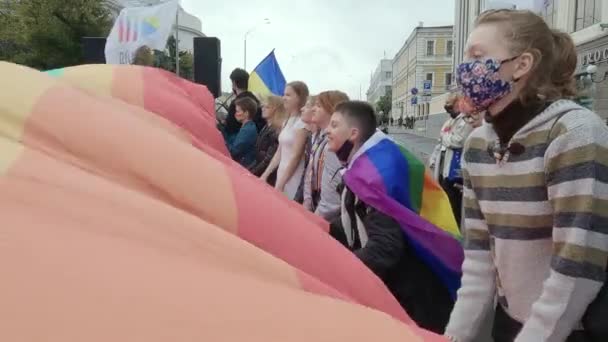 Marcha por la igualdad para la protección de los derechos LGBT de la Comunidad del Orgullo de Kiev en Kiev, Ucrania — Vídeo de stock