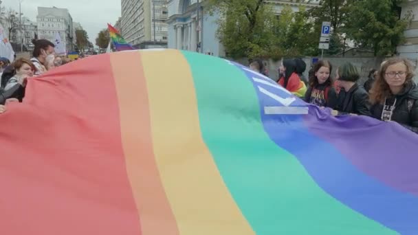 Marcha por la igualdad para la protección de los derechos LGBT de la Comunidad del Orgullo de Kiev en Kiev, Ucrania — Vídeos de Stock