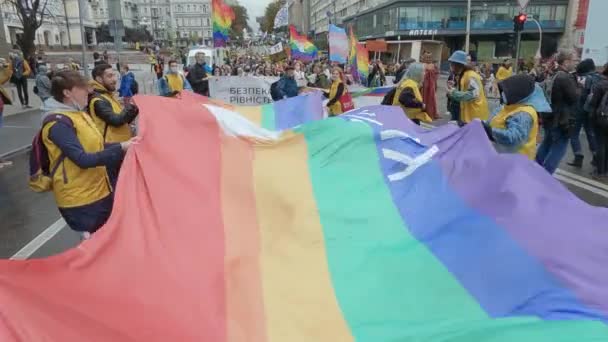 Marcha por la igualdad para la protección de los derechos LGBT de la Comunidad del Orgullo de Kiev en Kiev, Ucrania — Vídeos de Stock