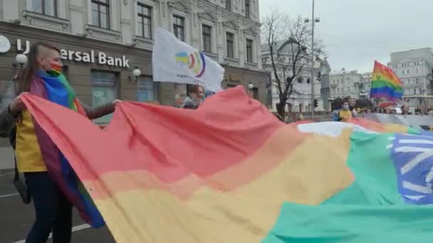 Marcha por la igualdad para la protección de los derechos LGBT de la Comunidad del Orgullo de Kiev en Kiev, Ucrania — Vídeos de Stock