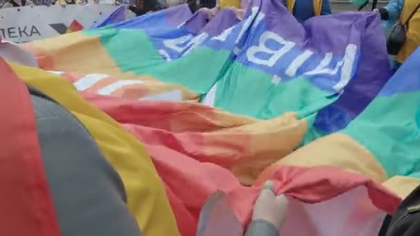 ウクライナ・キエフのキエフ誇り共同体のLGBTの権利の保護のための平等3月 — ストック動画