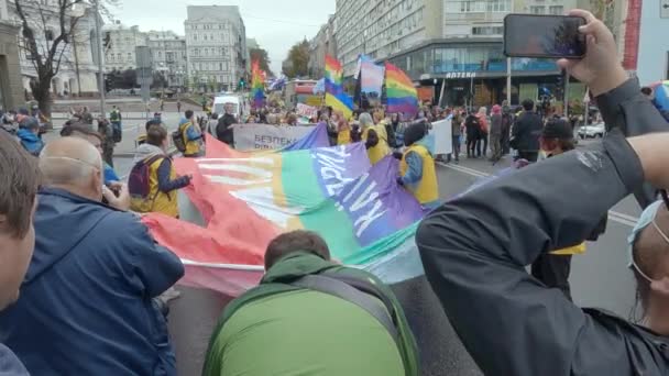 Рівний марш на захист прав ЛГБТ Української гордої громади в Києві. — стокове відео