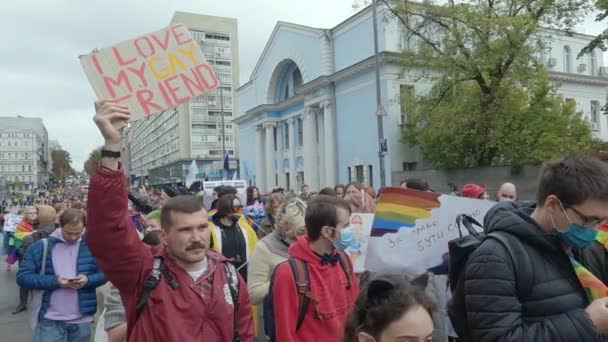Kijevben, Ukrajnában az egyenlőségi március a kijevi büszke közösség LMBT-jogainak védelmében — Stock videók